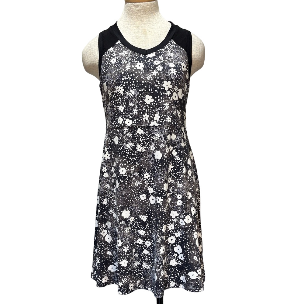 Title Nine sz M black/grey/white floral camping, hiking, athletic dress